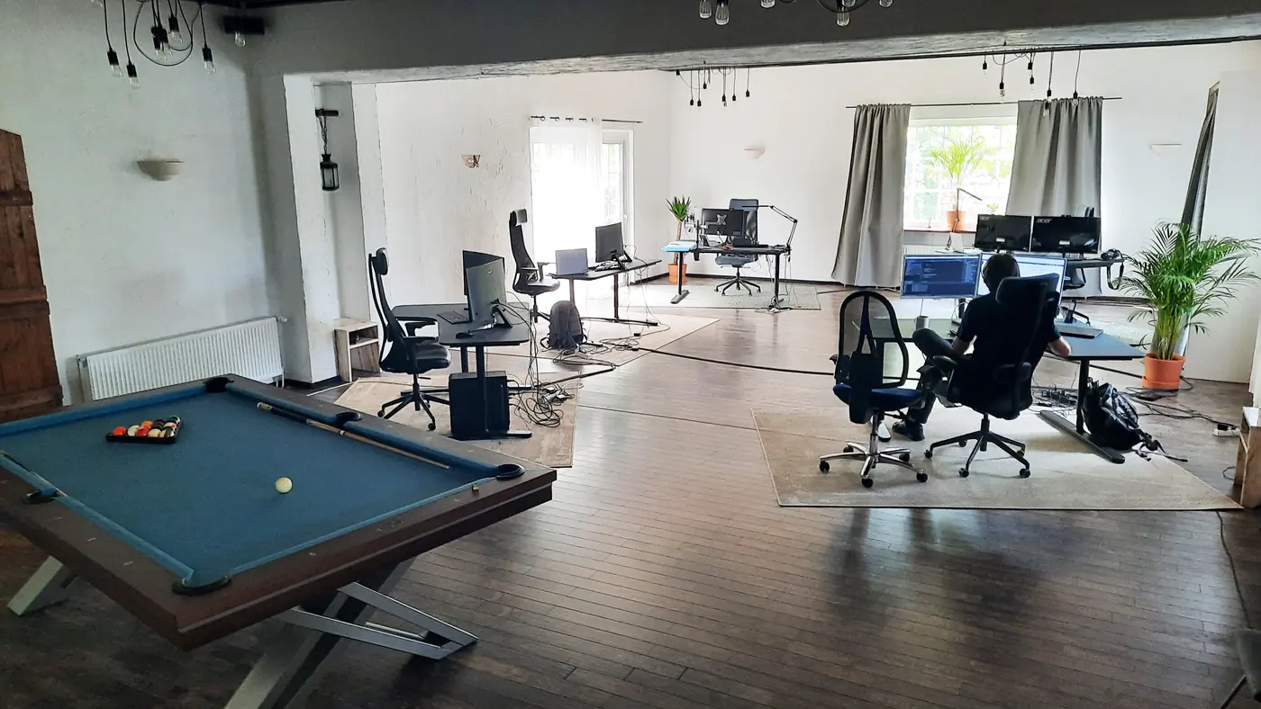 Büro von Abelmann Consulting in Braunschweig-Riddagshausen mit Billardtisch und Arbeitsplätzen